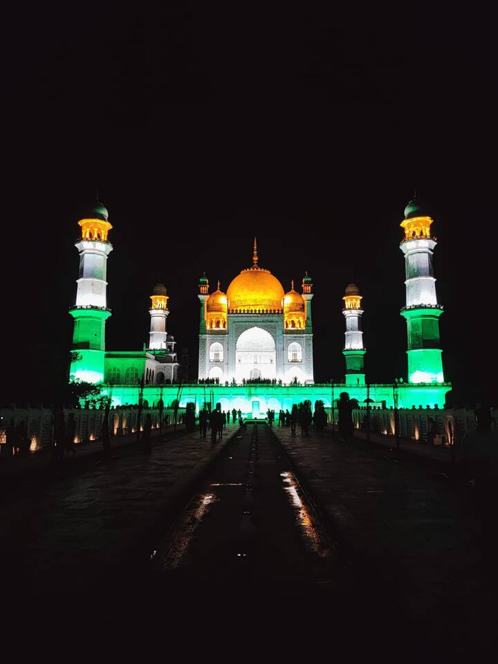 15 ऑगस्टच्या पूर्वसंध्येला औरंगाबादमध्ये बीबी का मकबरा तीन रंगाचा प्रकाशाने उजळून निघाला आहे.