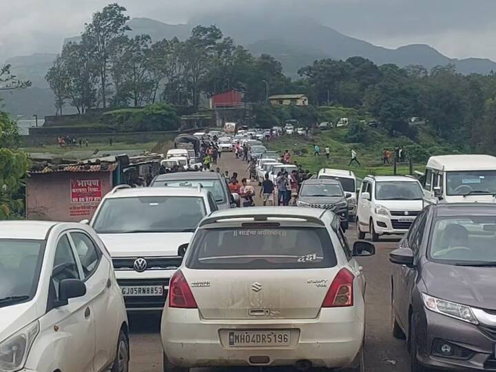 त्यामुळे वाहनांच्या लांबच लांब रांगा या परिसरात दिसून येत आहेत.