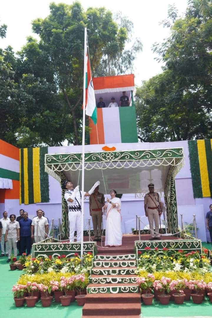 এখানে জাতীয় পতাকা উত্তোলন করেন মমতা বন্দ্যোপাধ্যায়।