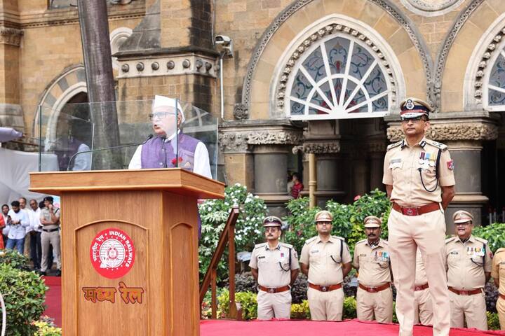77 व्या स्वातंत्र्य दिनानिमित्त मध्य रेल्वेच्या महाव्यवस्थापक नरेश लालवानी यांनी राष्ट्रीय ध्वज फडकविला...