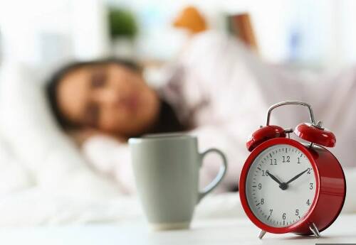 Oversleeping Side Effects : 8-9 ਘੰਟੇ ਦੀ ਨੀਂਦ ਸਿਹਤ ਲਈ ਬਹੁਤ ਚੰਗੀ ਹੁੰਦੀ ਹੈ। ਇਹ ਵੀ ਸੱਚ ਹੈ ਕਿ ਜੇ ਤੁਸੀਂ ਸਿਹਤਮੰਦ ਰਹਿਣਾ ਚਾਹੁੰਦੇ ਹੋ ਤਾਂ ਤੁਹਾਡੇ ਲਈ ਚੰਗੀ ਨੀਂਦ ਲੈਣਾ ਬੇਹੱਦ ਜ਼ਰੂਰੀ ਹੈ। ਪਰ ਕੀ ਤੁਸੀਂ ਜਾਣਦੇ ਹੋ ਕਿ ਬਹੁਤ ਜ਼ਿਆਦਾ ਸੌਣ ਨਾਲ ਸ਼ੂਗਰ, ਦਿਲ ਦੇ ਰੋਗ ਅਤੇ ਮੌਤ ਦਾ ਖ਼ਤਰਾ ਵੱਧ ਜਾਂਦਾ ਹੈ। ਜਿਸ ਤਰ੍ਹਾਂ ਘੱਟ ਸੌਣਾ ਸਿਹਤ ਲਈ ਹਾਨੀਕਾਰਕ ਹੈ, ਉਸੇ ਤਰ੍ਹਾਂ ਜ਼ਿਆਦਾ ਸੌਣਾ ਤੁਹਾਡੀ ਸਿਹਤ ਨੂੰ ਖਰਾਬ ਕਰ ਸਕਦਾ ਹੈ। ਸਭ ਤੋਂ ਹੈਰਾਨੀ ਵਾਲੀ ਗੱਲ ਇਹ ਹੈ ਕਿ ਜ਼ਿਆਦਾ ਸੌਣ ਨਾਲ ਦਿਲ ਦੀਆਂ ਬਿਮਾਰੀਆਂ ਦਾ ਖ਼ਤਰਾ ਵੱਧ ਜਾਂਦਾ ਹੈ।