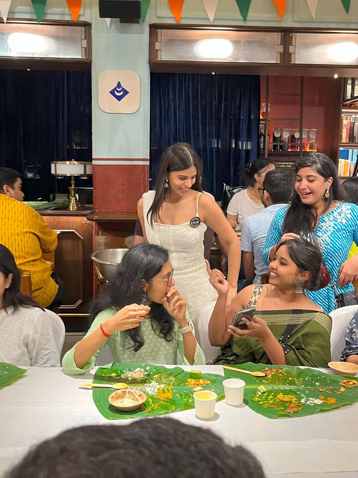 शाहरुख खान की बेटी सुहाना खान बहुत जल्द फिल्म ‘द आर्चीज’ में नजर आने वाली हैं. आज यानि स्वतंत्रता दिवस के मौके पर फिल्म की पूरी टीम ने लोगों को खाना सर्व कर खास तरीके से जश्न मनाया.