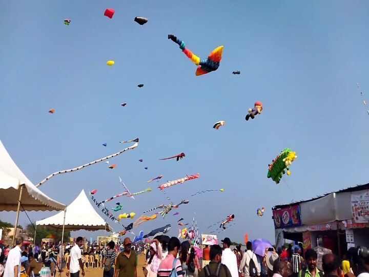 kite festival 2023: மாமல்லபுரத்தில் பட்டத்தை பார்க்க குவிந்த மக்கள் - களைகட்டிய காத்தாடி திருவிழா