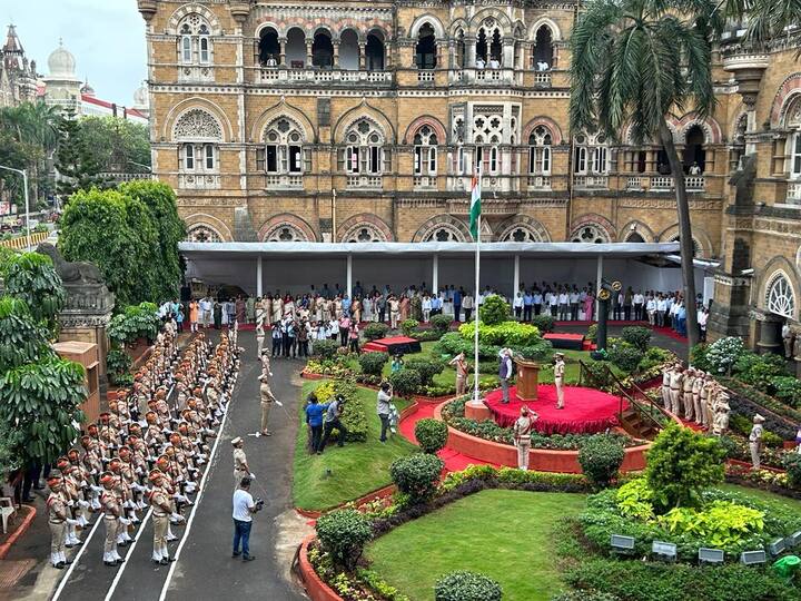 नरेश लालवानी यांनी प्रदीप लोखंडे उपनिरीक्षक आरपीएफ, नागपूर यांना भारतीय पोलीस पदक मिळाल्याबद्दल अभिनंदन केले.