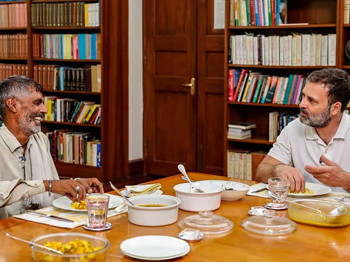 Congress Leader Rahul Gandhi Meets Vegetable Seller Rameshwar In Delhi Know What He Says | PHOTOS: सब्जी विक्रेता रामेश्वर को घर बुला राहुल गांधी ने साथ खाया खाना, बातचीत के बाद कहा