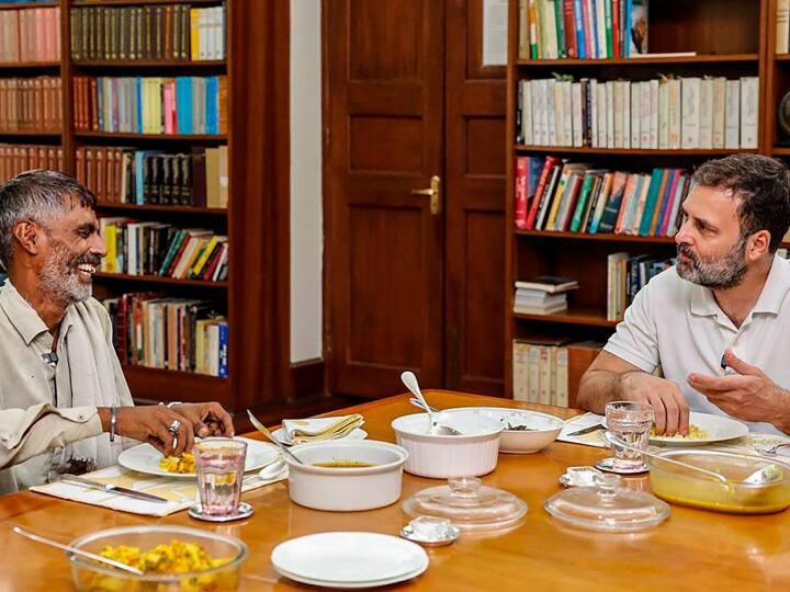 Rahul Gandhi Meets Vegetable Seller: कांग्रेस नेता राहुल गांधी और सब्जी विक्रेता रामेश्वर इस मुलाकात के दौरान काफी खुश नजर आए. राहुल ने रामेश्वर की जमकर तारीफ भी की.