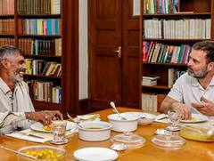 PHOTOS: ਰਾਹੁਲ ਗਾਂਧੀ ਨੇ ਸਬਜ਼ੀ ਵੇਚਣ ਵਾਲੇ ਨਾਲ ਲਿਆ ਭੋਜਨ ਦਾ ਆਨੰਦ, ਗੱਲਬਾਤ ਤੋਂ ਬਾਅਦ ਆਖੀ ਇਹ ਗੱਲ