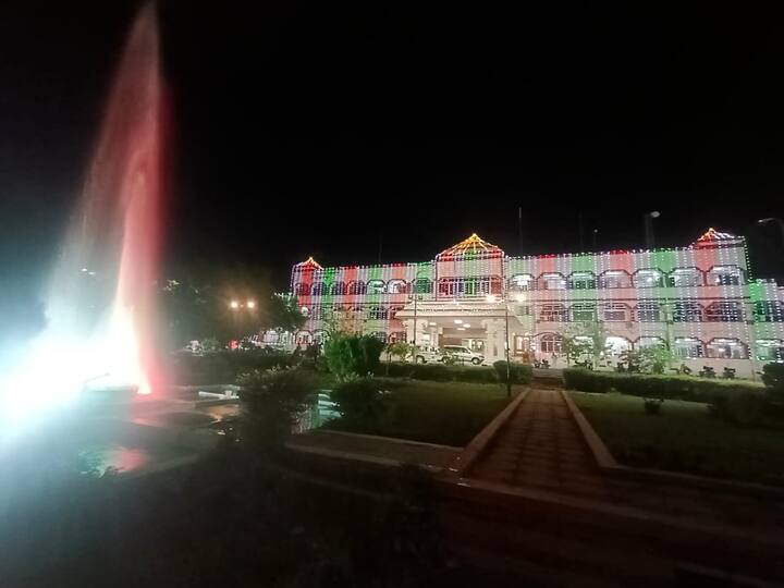 77வது சுதந்திர தினத்தையொட்டி, மூவர்ண மின் விளக்குகளால் ஜொலிக்கும் திருவண்ணாமலை மாவட்ட ஆட்சியர் அலுவலகம்