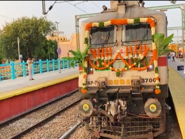 Vaigai Express Train: வைகை எக்ஸ்பிரஸ் ரயிலுக்கு 46வது பிறந்தநாள்; மதுரையில் கேக் வெட்டி கொண்டாடிய ரயில் பயணிகள்