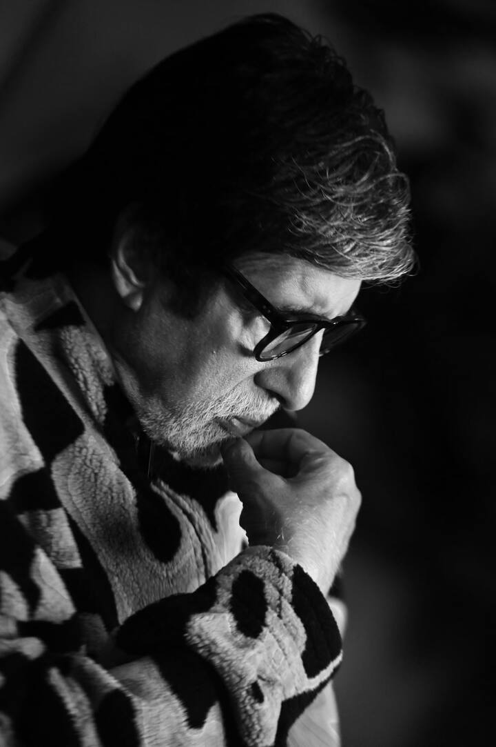 साल 1972 में इस फिल्म की शूटिंग शुरू हो चुकी थी और इस फिल्म के निर्माता और निर्देश महमूद अमिताभ बच्चन को काफी पसंद भी करते थे. महमूद कहते थे कि अमिताभ बच्चन की आवाज से ज्यादा उनकी आंखे बोलती हैं. वो उनकी एक्टिंग के कायल तो थे लेकिन डांसिंग के मामले में उन्हें बिल्कुल भोंदू मानते थे.