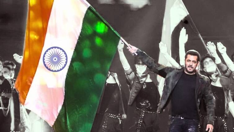 Salman Khan Celebrates Independence Day, Shares Photo With Indian Flag Salman Khan: মঞ্চে দাঁড়িয়ে জাতীয় পতাকা হাতে নিয়ে  দেশবাসীকে স্বাধীনতা দিবসের শুভেচ্ছা সলমনের