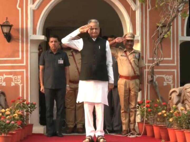 Happy Independence Day 2023  Chief Minister Ashok Gehlot hoisted tricolor at his residence in Jaipur Independence Day 2023: CM अशोक गहलोत ने जयपुर में अपने आवास पर फहराया तिरंगा, 28 मंत्रियों को मिली है यह जिम्मेदारी