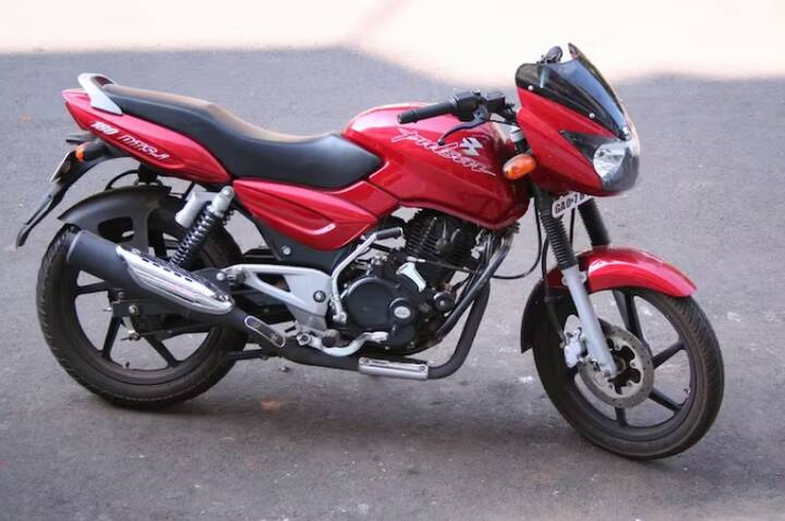 2001 ਵਿੱਚ, ਬਜਾਜ ਨੇ ਆਪਣੀ ਪਲਸਰ ਨੂੰ 150cc ਅਤੇ 180cc ਵੇਰੀਐਂਟ ਦੇ ਨਾਲ ਪੇਸ਼ ਕੀਤਾ। ਉਦੋਂ ਤੋਂ ਲੈ ਕੇ ਹੁਣ ਤੱਕ ਇਹ ਕਈ ਅਪਡੇਟਾਂ ਤੋਂ ਬਾਅਦ ਵੀ ਬਾਜ਼ਾਰ 'ਚ ਮੌਜੂਦ ਹੈ।
