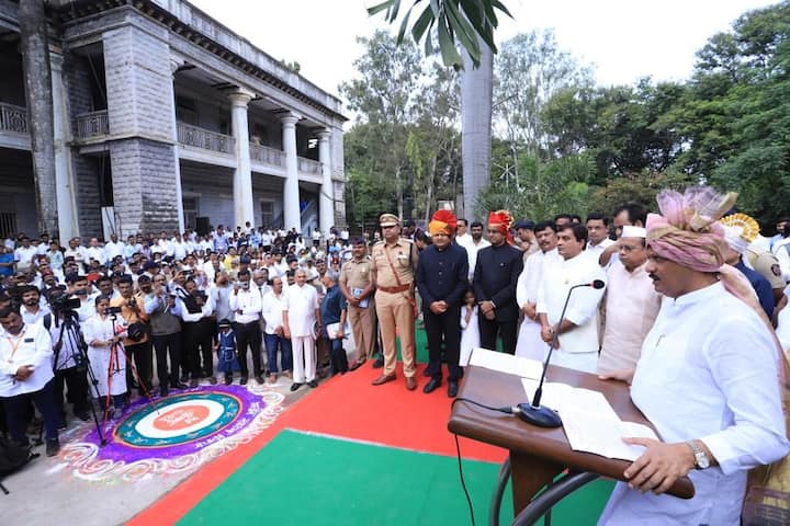 राज्याचे उपमुख्यमंत्री अजित पवार यांनी स्वातंत्र्य दिनाच्या 77 व्या वर्धापन दिनानिमित्त कोल्हापूर येथील जिल्हाधिकारी कार्यालयाच्या प्रांगणात ध्वजारोहण करून राष्ट्रध्वजाला वंदन केले.