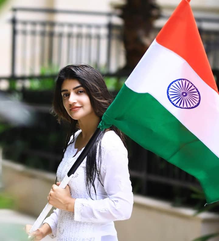 స్వాతంత్ర దినోత్సవం సందర్భంగా హీరోయిన్ శ్రీ లీల జాతీయ జెండాను పట్టుకుని దిగిన ఫోటోలను సోషల్ మీడియాలో షేర్ చేసింది.