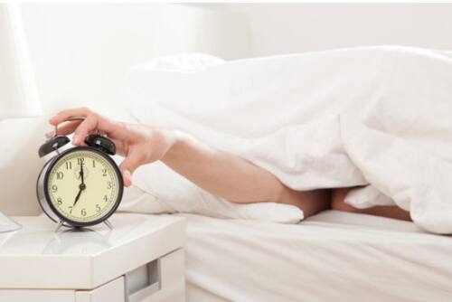 ਇੱਕ ਵਿਅਕਤੀ ਨੂੰ ਘੱਟੋ-ਘੱਟ 7-9 ਘੰਟੇ ਦੀ ਨੀਂਦ ਲੈਣੀ ਚਾਹੀਦੀ ਹੈ। ਪਰ ਸਭ ਤੋਂ ਦੁਖਦਾਈ ਗੱਲ ਇਹ ਹੈ ਕਿ ਹਰ 3 ਵਿੱਚੋਂ 1 ਵਿਅਕਤੀ ਆਪਣੀ ਨੀਂਦ ਪੂਰੀ ਨਹੀਂ ਕਰ ਪਾਉਂਦਾ ਹੈ। ਇਸ ਦਾ ਸਾਫ਼ ਮਤਲਬ ਹੈ ਕਿ ਸਾਡੇ ਵਿੱਚ ਵੱਡੀ ਗਿਣਤੀ ਵਿੱਚ ਅਜਿਹੇ ਲੋਕ ਹਨ ਜੋ ਆਪਣੀ ਨੀਂਦ ਪੂਰੀ ਨਹੀਂ ਕਰ ਪਾਉਂਦੇ। ਜਿਹੜੇ ਲੋਕ ਪੂਰੇ ਹਫ਼ਤੇ ਦੀ ਨੀਂਦ ਪੂਰੀ ਨਹੀਂ ਕਰ ਪਾਉਂਦੇ ਹਨ, ਉਹ ਵੀਕੈਂਡ 'ਤੇ ਇਸ ਨੂੰ ਪੂਰਾ ਕਰਨ ਦੀ ਕੋਸ਼ਿਸ਼ ਕਰਦੇ ਹਨ। ਪਰ ਤੁਹਾਡੀ ਜਾਣਕਾਰੀ ਲਈ ਤੁਹਾਨੂੰ ਦੱਸ ਦੇਈਏ ਕਿ ਪੂਰੇ ਹਫਤੇ ਘੱਟ ਸੌਣ ਅਤੇ ਵੀਕੈਂਡ 'ਤੇ ਜ਼ਿਆਦਾ ਸੌਣ ਨਾਲ ਦਿਲ ਦੀਆਂ ਬੀਮਾਰੀਆਂ ਨੂੰ ਕੰਟਰੋਲ ਨਹੀਂ ਕੀਤਾ ਜਾ ਸਕਦਾ।