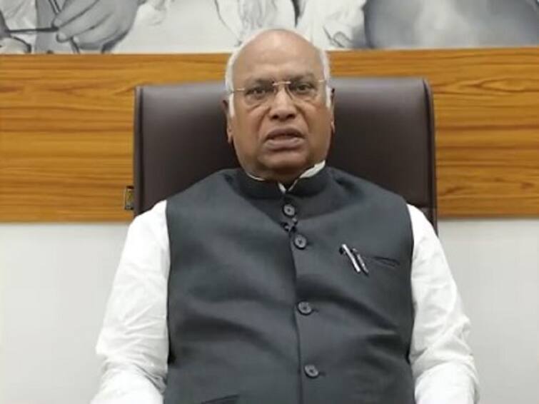 Mallikarjun Kharge Stayed Away From Independence Day Event At Red Fort Mallikarjun Kharge: ఎర్రకోట వేడుకకు మల్లికార్జున్ ఖర్గే గైర్హాజరు, ఖాళీ కుర్చీల ఫొటోలు పోస్టు చేసిన కాంగ్రెస్