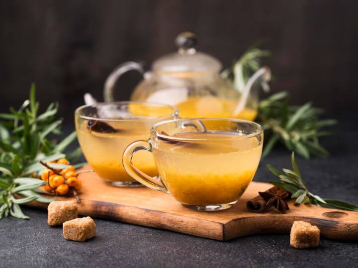 जब पेट में चर्बी जम जाती है तो दिखने में गंदी लगती है और इससे कई स्वास्थ्य संबंधी दिक्कतें भी हो सकती हैं. ऐसे में पेट की चर्बी को कम करने के लिए लोग ना जाने क्या कुछ नहीं करते हैं लेकिन यह नुस्खा पूरे शरीर के बढ़े हुए वजन पर भी अच्छा असर दिखाएगा.