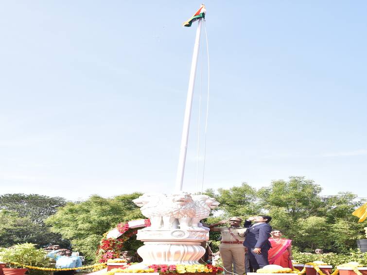 Independence Day Collector Murugesh hoisted the national flag to celebrate with enthusiasm at Tiruvannamalai TNN Independence Day: திருவண்ணாமலையில் உற்சாகத்துடன் தேசிய கொடியேற்றிய ஆட்சியர்