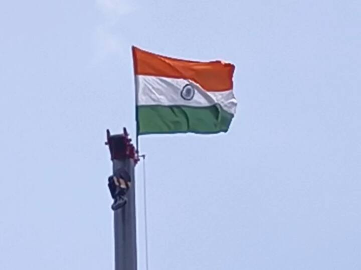 Indore Workers celebrated Independence Day hoisted 250 feet long Indian tricolor Flag ANN Independence Day 2023: इंदौर में मजदूरों ने खास अंदाज में मनाया स्वतंत्रता दिवस, फहराया गया 250 फीट ऊंचा तिरंगा