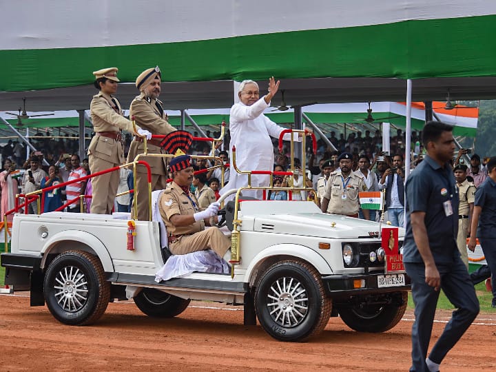Independence Day 2023 CM Nitish Kumar hoisted the flag at Gandhi Maidan in Patna Independence Day 2023: पटना के गांधी मैदान में CM नीतीश कुमार ने किया ध्वजारोहण, स्वतंत्रता दिवस की दी शुभकामनाएं
