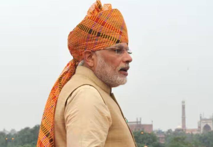 अगले साल 2015 में प्रधानमंत्री नरेंद्र मोदी नारंगी रंग की पगड़ी में दिखें जिसमें लाल और हरी पट्टियां बनी थी.