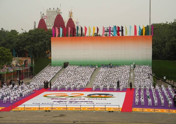 अपने भाषण के बाद प्रधानमंत्री वहां गए जहां स्कूली बच्चे और एनसीसी कैडेट थे. वह ‘वंदे मातरम’ और ‘भारत माता की जय’ के नारों के बीच उनसे मिले. सूर्य की तेज रोशनी थी. अधिक नमी (उमस) की वजह से लोगों को कुछ परेशानी हुई.