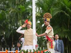 मध्य प्रदेश: सीएम शिवराज ने भोपाल में फहराया तिरंगा, एमपी के 53वें जिले मऊगंज में भी हुआ ध्वजारोहण