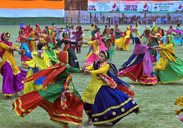 पंजाब के पटियाला में मंगलवार (15 अगस्त) को 77वें स्वतंत्रता दिवस के जश्न के दौरान कलाकार पंजाबी लोक नृत्य प्रस्तुत करते नजर आए.