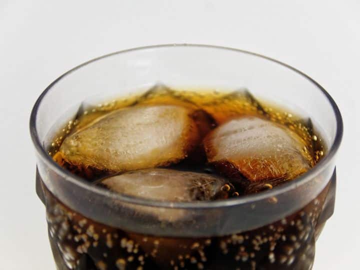 How much sugar is in a bottle of cold drink If you read this then you will think before drinking एक बोतल कोल्ड ड्रिंक में कितनी चीनी होती है? ये पढ़ लेंगे तो पीने से पहले सोचेंगे