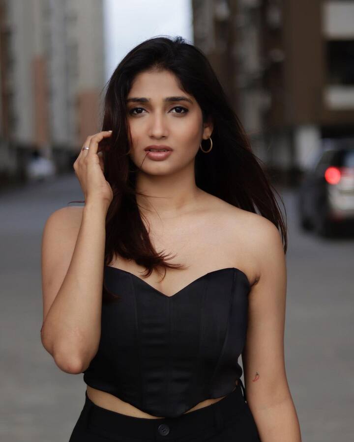 సోషల్ మీడియాలో యాక్టివ్ గా ఉండే ప్రియా తాజాగా షేర్ చేసిన ఫొటోస్ వైరల్ అవుతున్నాయి