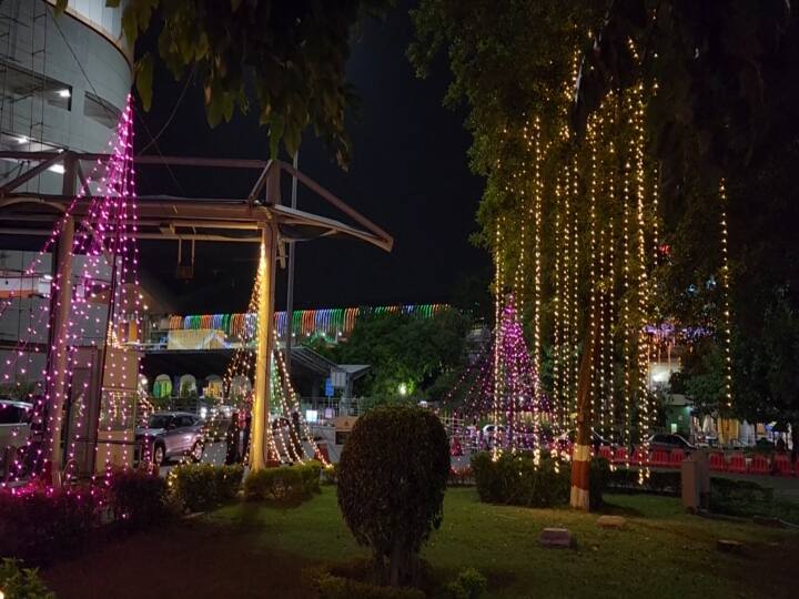 விளக்கு வெளிச்சத்தில் ரம்மியமாக காட்சியளிக்கும் விமான நிலையம்