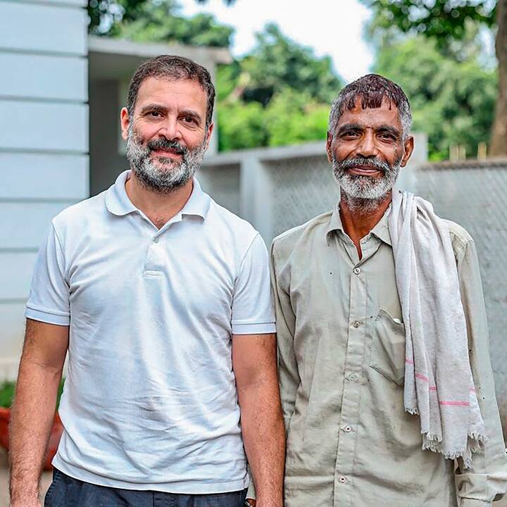 काँग्रेसचे माजी अध्यक्ष राहुल गांधी यांनी सोमवारी (१४ ऑगस्ट) एका भाजी विक्रेत्याची भेट घेतली. टोमॅटोच्या वाढत्या भावामुळे निर्माण झालेल्या अडचणींबद्दल बोलतानाचा भाजीवाल्याचा व्हिडीओ नुकताच सोशल मीडियावर व्हायरल झाला होता.