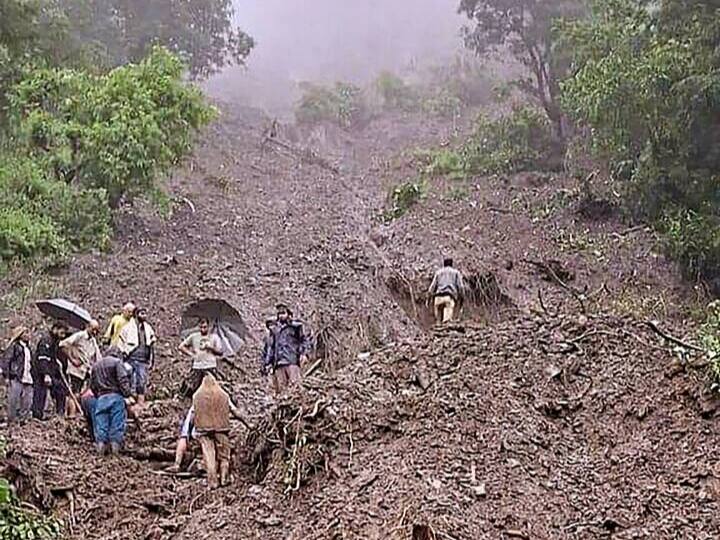 वहीं हमीरपुर में मूसलाधार बारिश के कारण चार लोगों की मौत हो गयी, जबकि दो अन्य लापता हैं. सिरमौर जिले में एक लड़के की मौत हो गई.