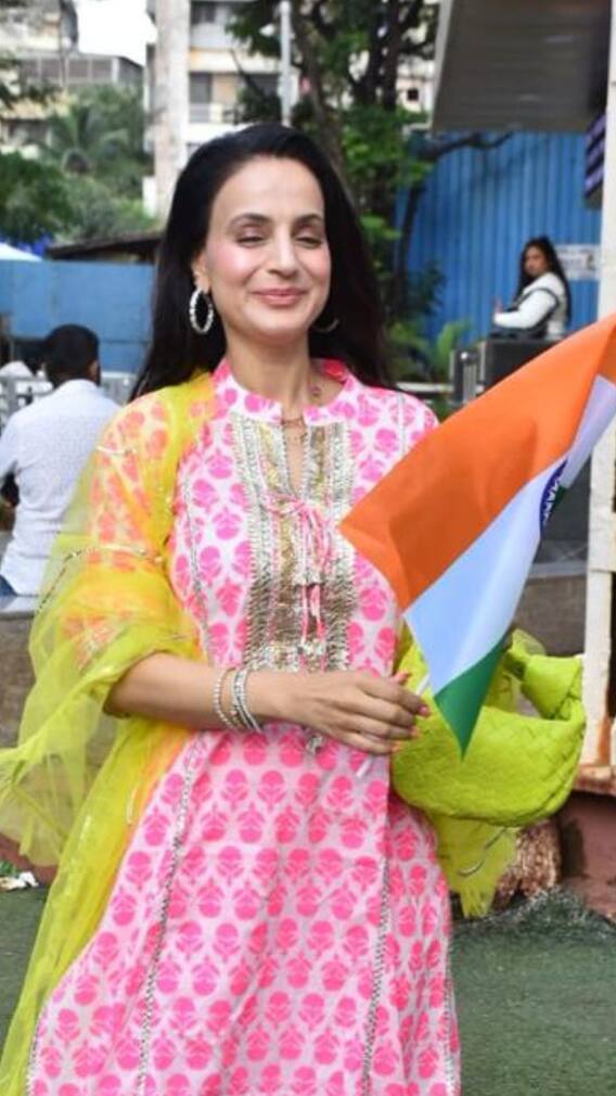 দেরিতে হলেও...হাসি চওড়া আমিশার