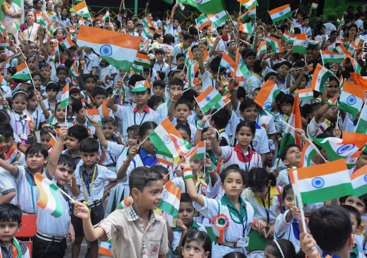 उत्तर प्रदेश के मुरादाबाद में एक स्कूल में स्कूली बच्चे 77वें स्वतंत्रता दिवस के अवसर पर जश्न मनाते हुए दिखे.
