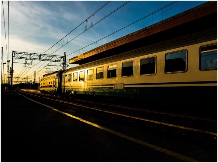 वैसे ये हर इंजन की पावर के हिसाब से तय होता है कि किसमें कितना इंजन ऑयल लगेगा. इंडियन रेलवे ट्रेन और मालगाड़ियों के लिए कई तरह इंजन का इस्तेमाल करता है और सभी का पावर काफी अलग अलग होता है.