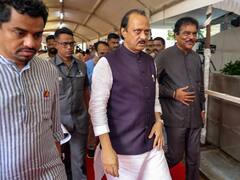 अजित पवार के सामने मराठा आरक्षण की बैठक में हंगामा, कार्यकर्ताओं की पुलिस से नोकझोंक, जानें पूरा मामला