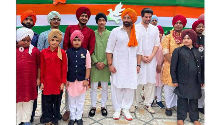 Sunny Deol On Independence Day: ਅੱਜ ਪੂਰਾ ਦੇਸ਼ ਆਜ਼ਾਦੀ ਦਿਵਸ ਮਨਾ ਰਿਹਾ ਹੈ। ਇਸ ਦੌਰਾਨ 'ਗਦਰ 2' ਵੀ ਸਫਲਤਾ ਦੇ ਨਵੇਂ ਆਯਾਮ ਸਿਰਜ ਰਹੀ ਹੈ।