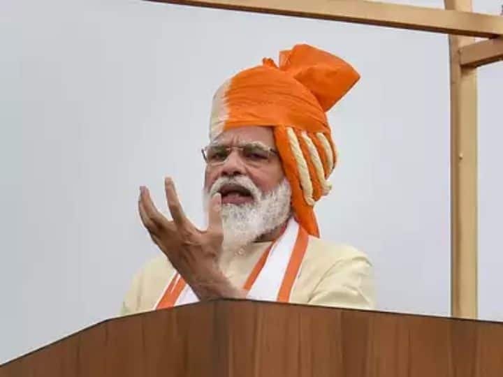 2020 में पीएम पीले शेड की नारंगी पगड़ी पहने 15 अगस्त के मौके पर नजर आए थे.