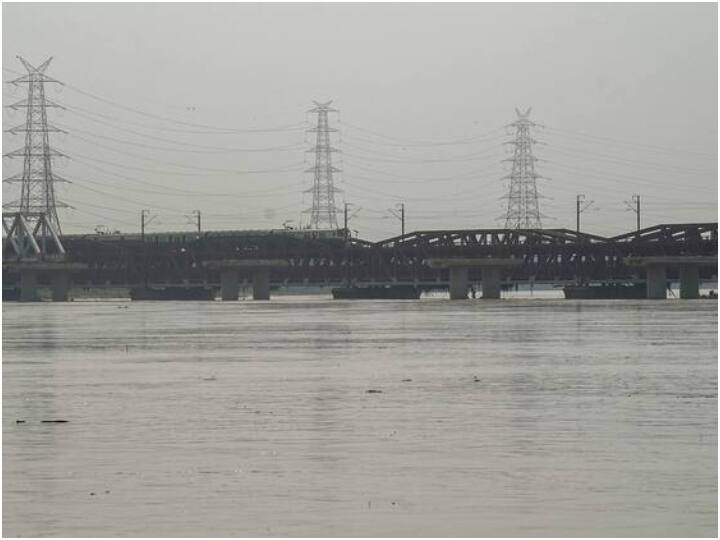 Delhi: दिल्ली में यमुना का वाटर लेवल वार्निंग मार्क के पार, नदी के किनारे निचले इलाके में फिर बाढ़ का खतरा! delhi yamuna river floating over warning mark flood control department issued alert Delhi: दिल्ली में यमुना का वाटर लेवल वार्निंग मार्क के पार, नदी के किनारे निचले इलाके में फिर बाढ़ का खतरा!