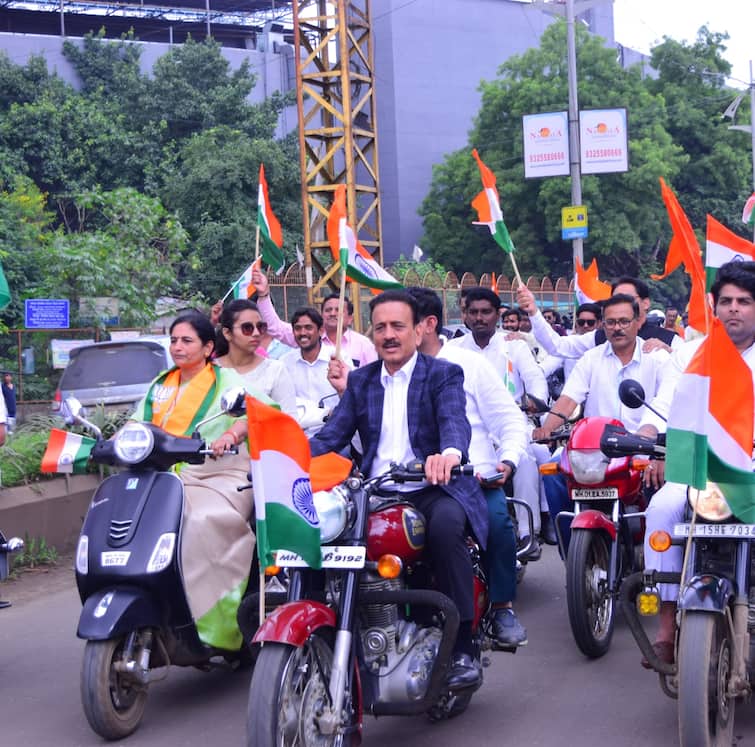maharashtra news nashik news Independence Day Bike Rally in Nashik, Minister Mahajan Rides Bullet 'Without Helmet' Nashik News : नाशिकमध्ये स्वातंत्र्यदिनानिमित्त भाजपकडून बाईक रॅली, मंत्री महाजन यांची बुलेटवरून 'विना हेल्मेट' सवारी 
