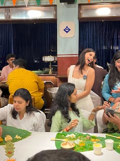 ‘द आर्चीज’ गैंग ने लोगों को खाना सर्व कर मनाया स्वतंत्रता दिवस का जश्न, व्हाइट सूट में बला की खूबसूरती दिखीं सुहाना खान