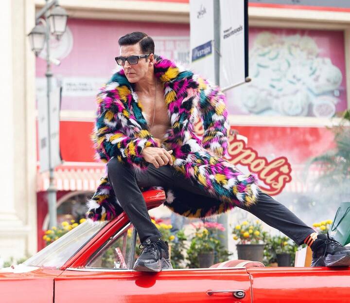 अक्षय ने कहा कि, “ उस वक्त मैं ट्रेन में सो रहा था, लेकिन जैसे ही बोगी में हलचल हुई तो मेरी नींद खुल गई. तब मैंने देखा कि हमारी बोगी में डाकू आ गए हैं. उन्हें देखकर मैं इतना डर गया कि मैंने खुद से कहा चुपचाप सोता रह, कुछ मत बोलना बेटा, मेरे ये सब सोचने तक तो वो सभी का सामान उठाकर ले गए. जिसमें मेरा भी सामान था. लेकिन मैं कुछ नहीं कर पाया.”