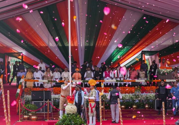 लखनऊ में विधान भवन में 77वें स्वतंत्रता दिवस के समारोह के दौरान उत्तर प्रदेश के मुख्यमंत्री योगी आदित्यनाथ और  उपमुख्यमंत्री ब्रजेश पाठक अन्य लोगों के साथ नजर आए.