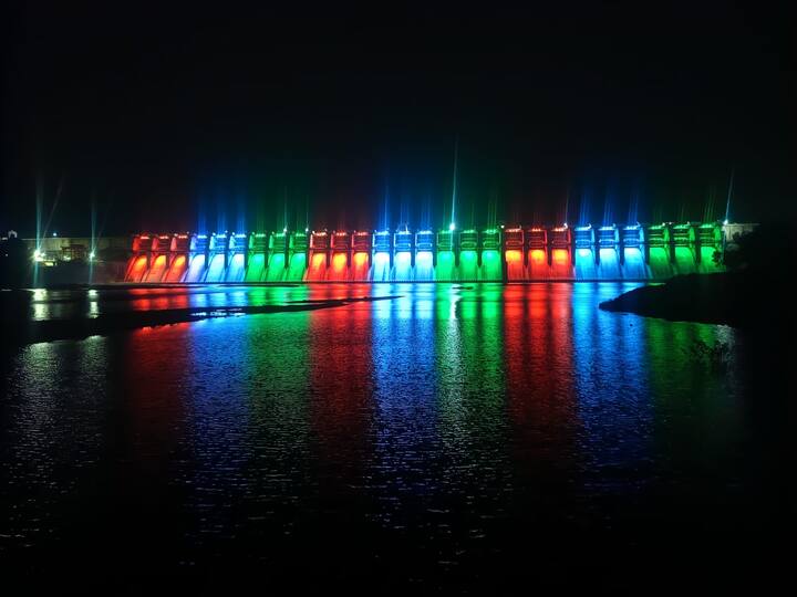 तर मराठवाड्याची तहान भागवणाऱ्या जायकवाडी धरणावर देखील तिरंग्याच्या रोषणाई करण्यात आली आहे.