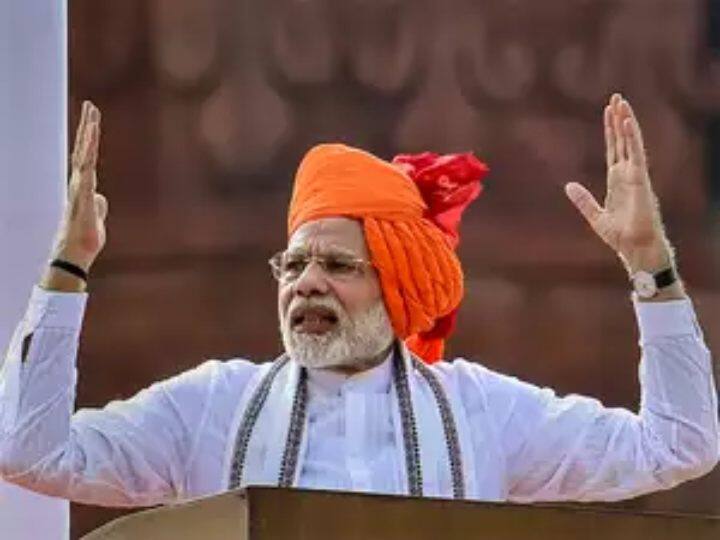 2018 में पीएम नरेंद्र मोदी केसरिया और लाल रंग की पगड़ी में नजर आए थे.