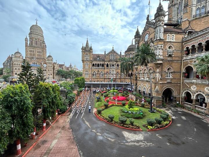 नरेश लालवानी आणि सेंट्रल रेल्वे महिला कल्याण संस्थेच्या अध्यक्षा शोभना लालवानी यांच्या हस्ते भायखळा येथील भारतरत्न डॉ.बाबासाहेब आंबेडकर मेमोरियल हॉस्पिटल येथे विविध सुविधांचे उद्घाटन करण्यात आले.यावेळी CRWWO च्या अध्यक्षा शोभना लालवानी आणि इतर सदस्य आलोक सिंग, अतिरिक्त महाव्यवस्थापक व विभाग प्रमुख, रजनीश कुमार गोयल, विभागीय रेल्वे व्यवस्थापक, मुंबई विभाग, मध्य रेल्वेचे वरिष्ठ अधिकारी व कर्मचारी उपस्थित होते.