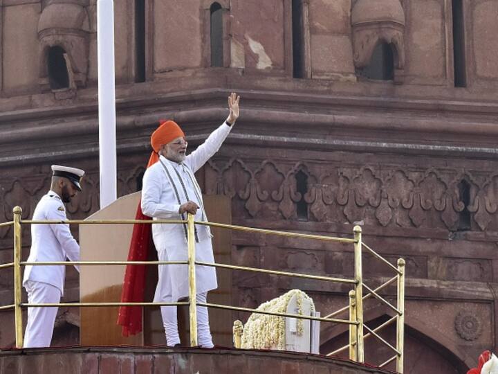 The Prime Minister donned a saffron turban for his appearance at the Red Fort in 2018, the saffron turban had a dash of red and its long trail almost extended till the Prime Minister's ankle. He sported this along with his taut churidaar and a plain white full-sleeved kurta. (Source: Getty)