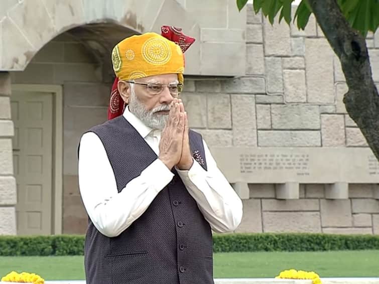 I-DAY 2023: PM Modi Wears Rajasthani Bandhani Print Turban With White Ensemble — See Pics Prime Minister Modi Distinct Independence Day Attires I-Day 2023: PM Modi Wears Rajasthani Bandhani Print Turban With Off-White Ensemble — See Pics